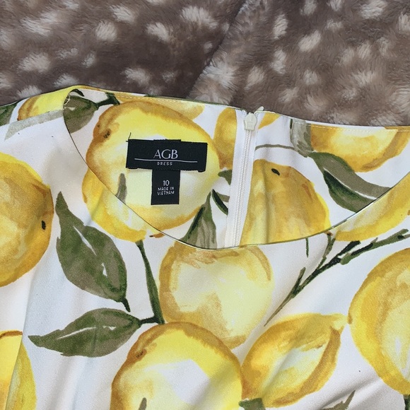 Woman’s dress - Picture 2 of 2